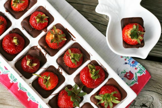 Chocolate-Strawberries-In-An-Ice-Cube-Tray