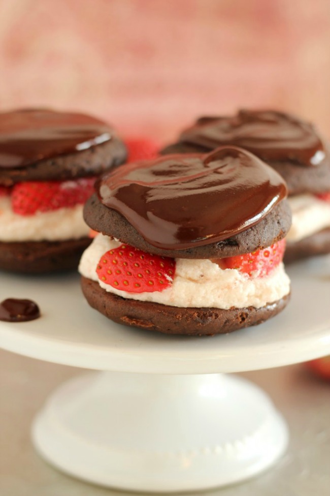 Chocolate-covered-strawberry-whoopie-pie