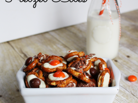 Pumpkin Spice Pretzel Bites - If you love to make bark for the holidays they you will love this twist on bark. All of the same yummy ingredients but in bite size pieces. #pumpkin recipes #bark #holidaytreats
